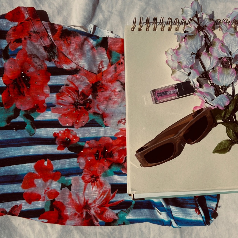 Time & Tru Floral V-Neck Top
